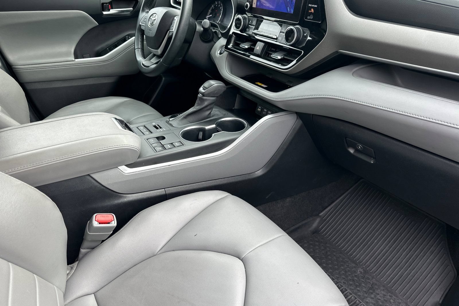 Used 2023 Toyota Highlander XLE AWD/4WD image 19