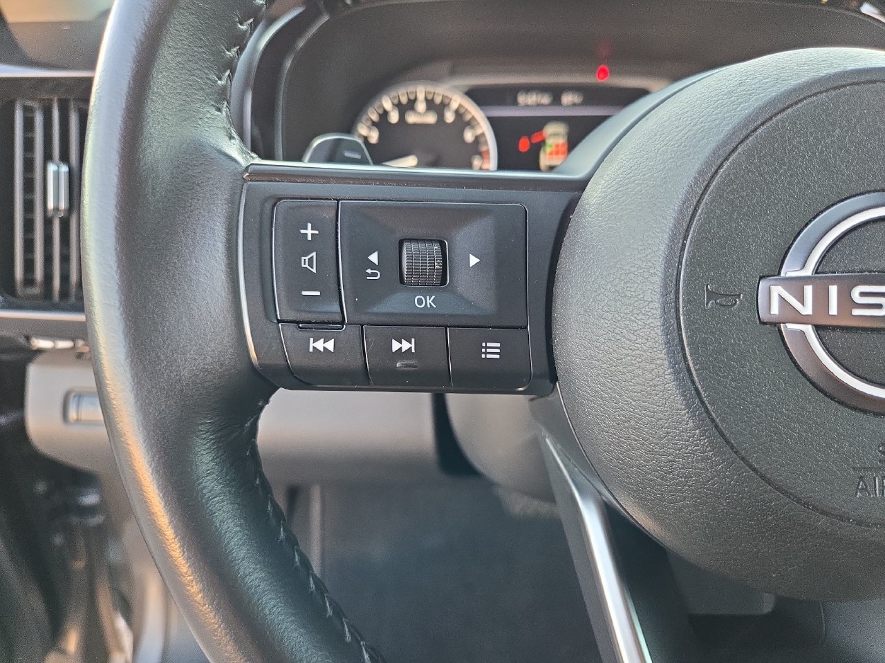 Certified 2025 Nissan Pathfinder SV FWD image 17