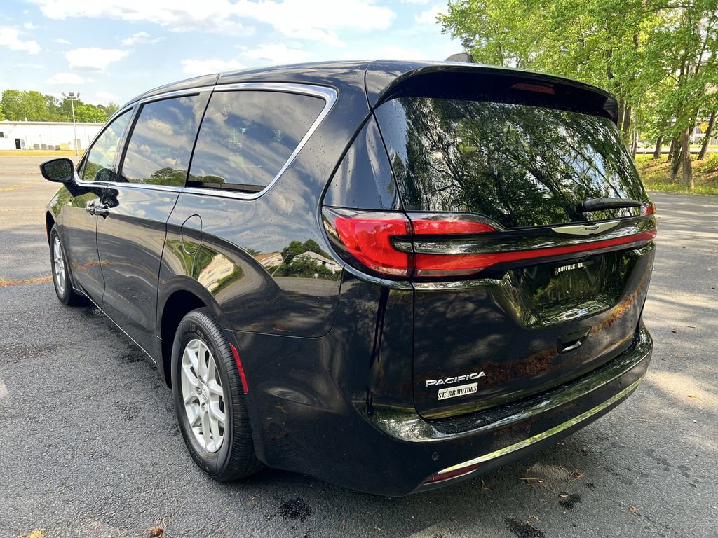 Used 2025 Chrysler Pacifica Select FWD image 5