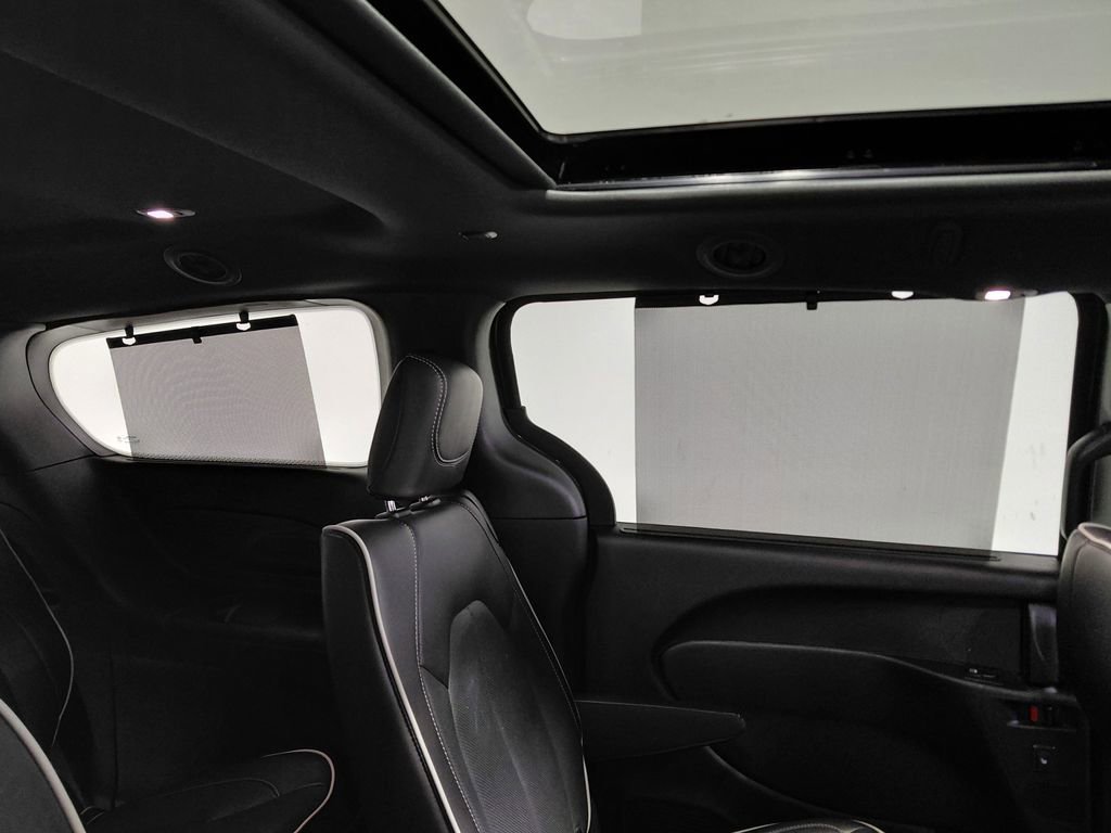 Used 2025 Chrysler Pacifica Limited w/ Trailer Tow Group AWD/4WD image 25