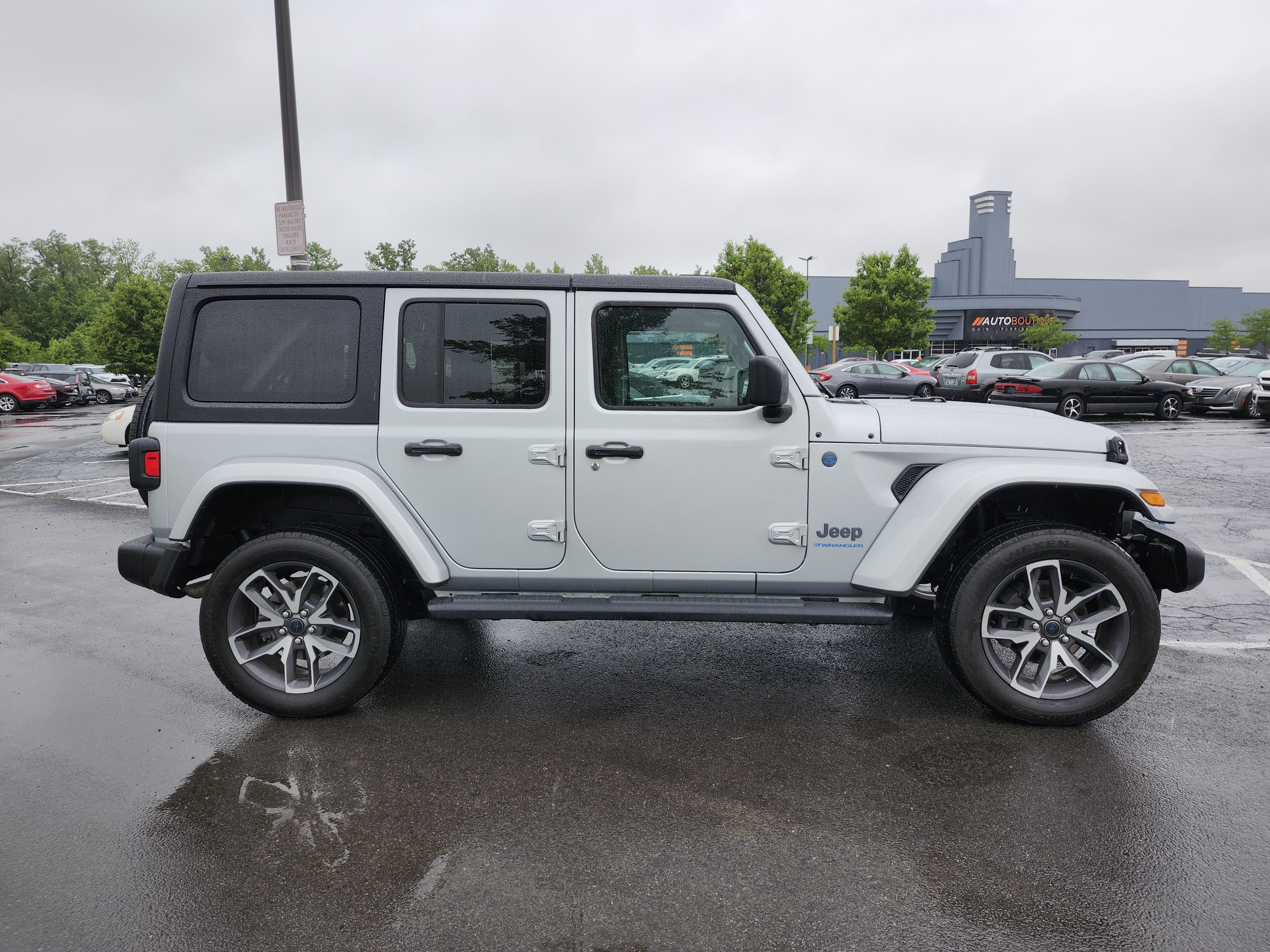 Used 2024 Jeep Wrangler Unlimited w/ Convenience Group AWD/4WD image 19