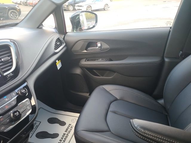 New 2026 Chrysler Pacifica Select image 16