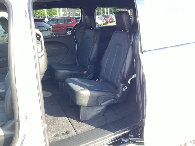 New 2027 Chrysler Pacifica Select AWD/4WD image 17