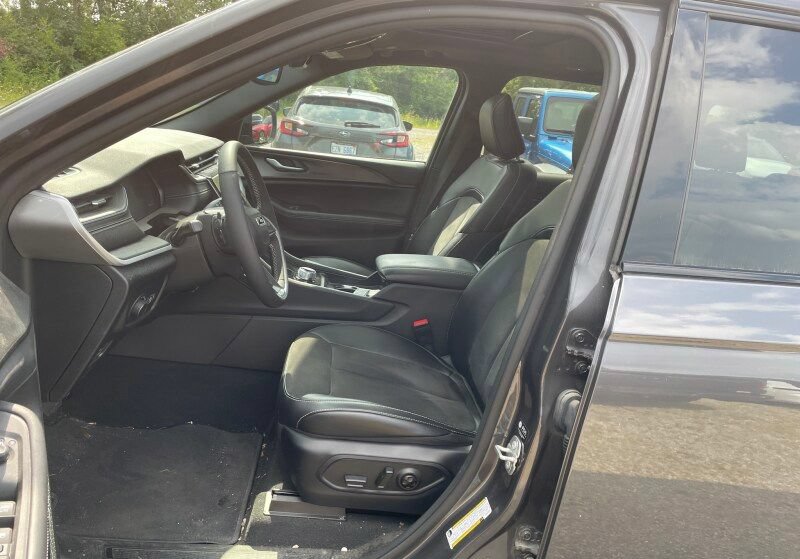 Certified 2024 Jeep Grand Cherokee Altitude AWD/4WD image 4