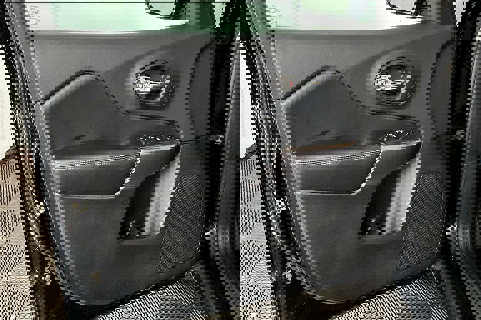 Used 2019 Jeep Cherokee Latitude w/ Popular Appearance Group image 21