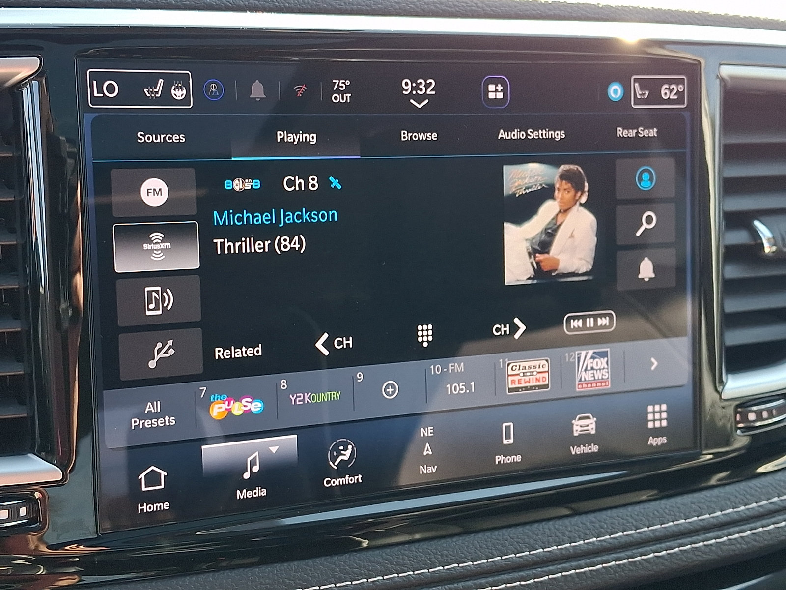 Used 2023 Chrysler Pacifica Limited w/ Uconnect Theater Family Group FWD image 21