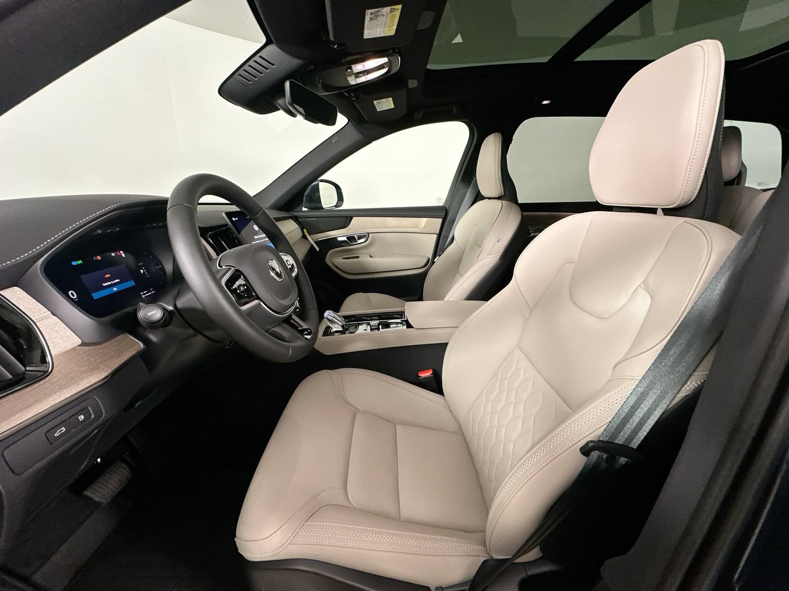 New 2026 Volvo XC90 T8 Plus w/ Protection Package Premier AWD/4WD image 32