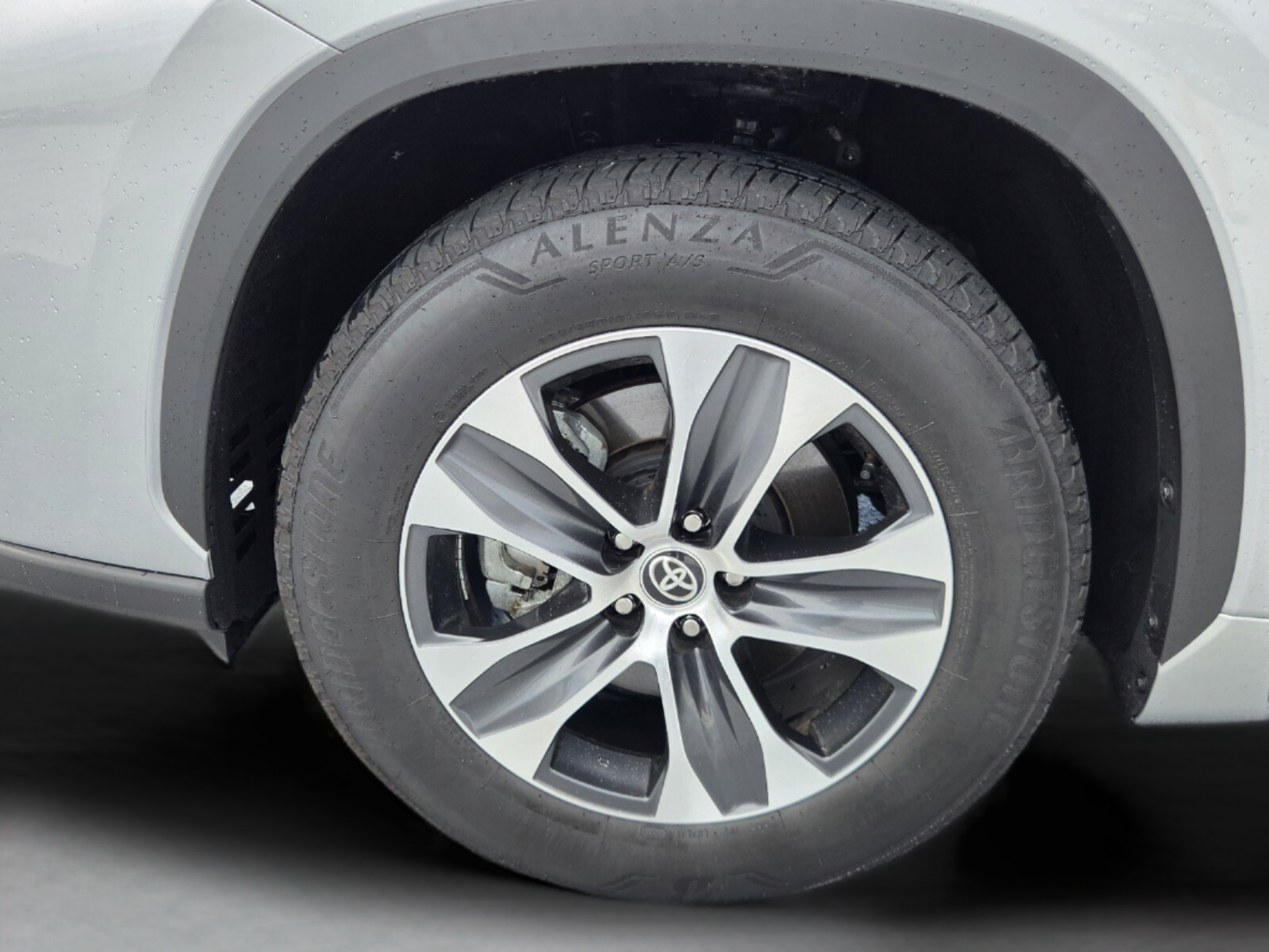 Used 2025 Toyota Highlander XLE FWD image 35
