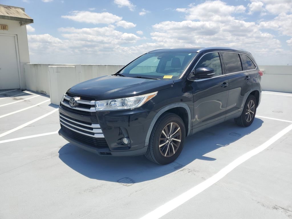 Used 2019 Toyota Highlander XLE FWD image 1