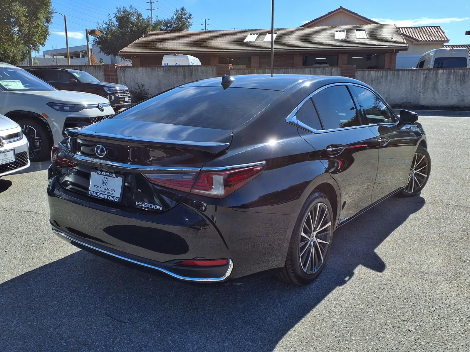 Used 2022 Lexus ES 300h w/ Premium Package image 4