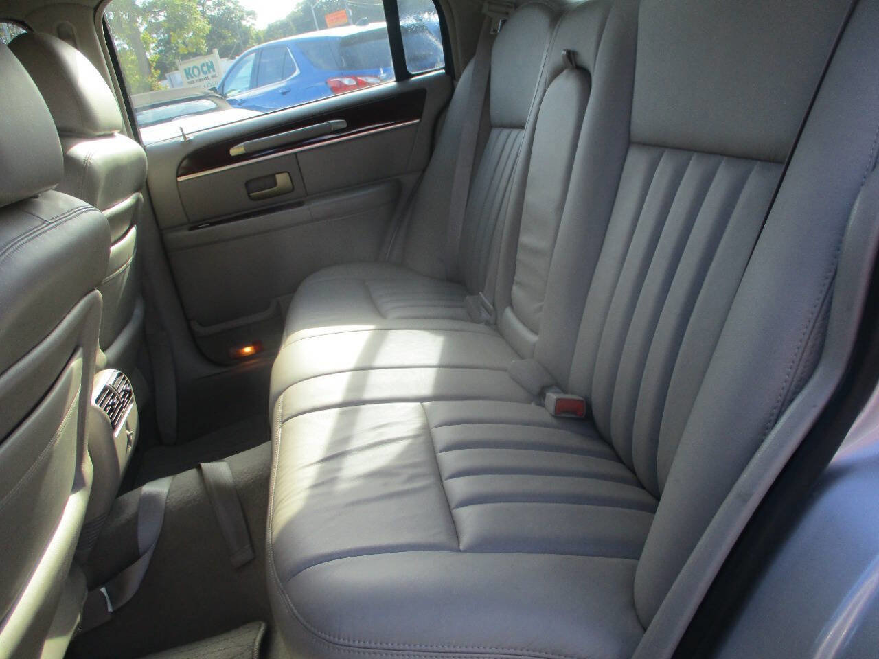 Used 2005 Lincoln Town Car Signature image 8