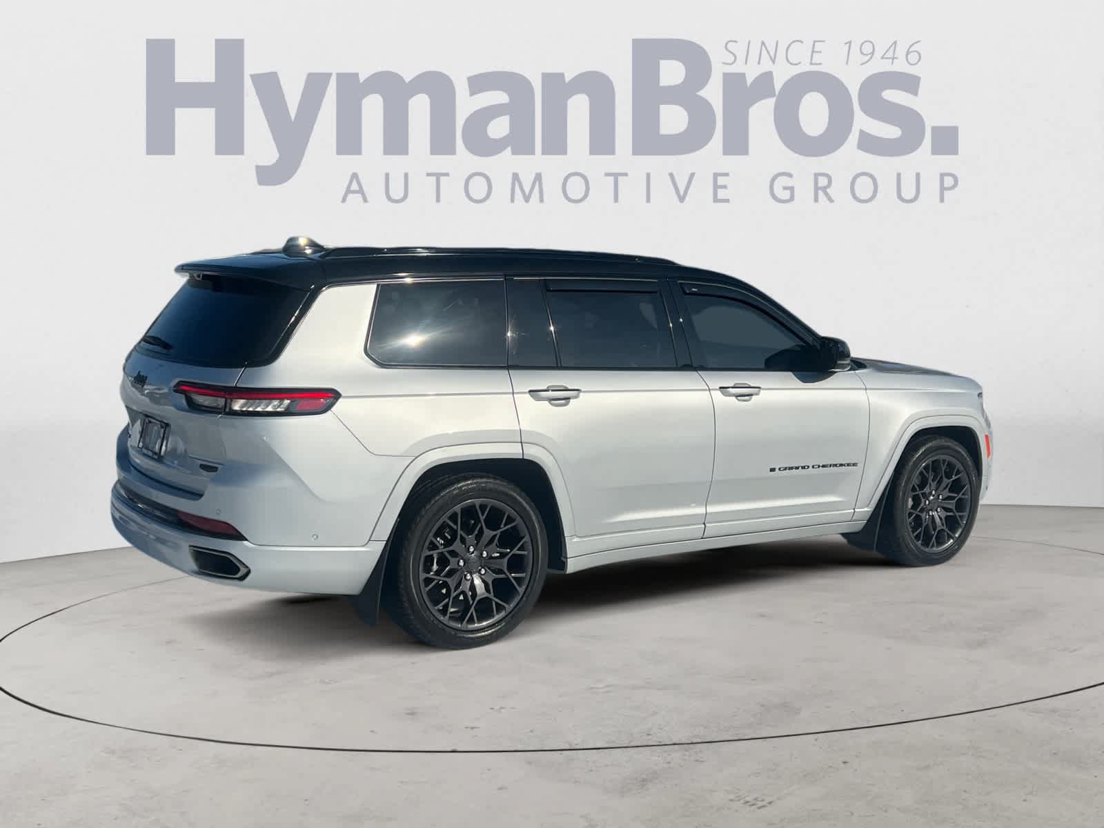 Used 2023 Jeep Grand Cherokee L Summit AWD/4WD image 3