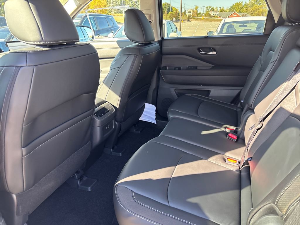 New 2025 Nissan Pathfinder SL image 12