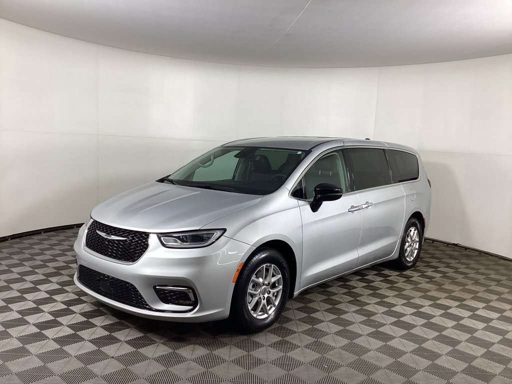 Used 2024 Chrysler Pacifica Touring-L image 5