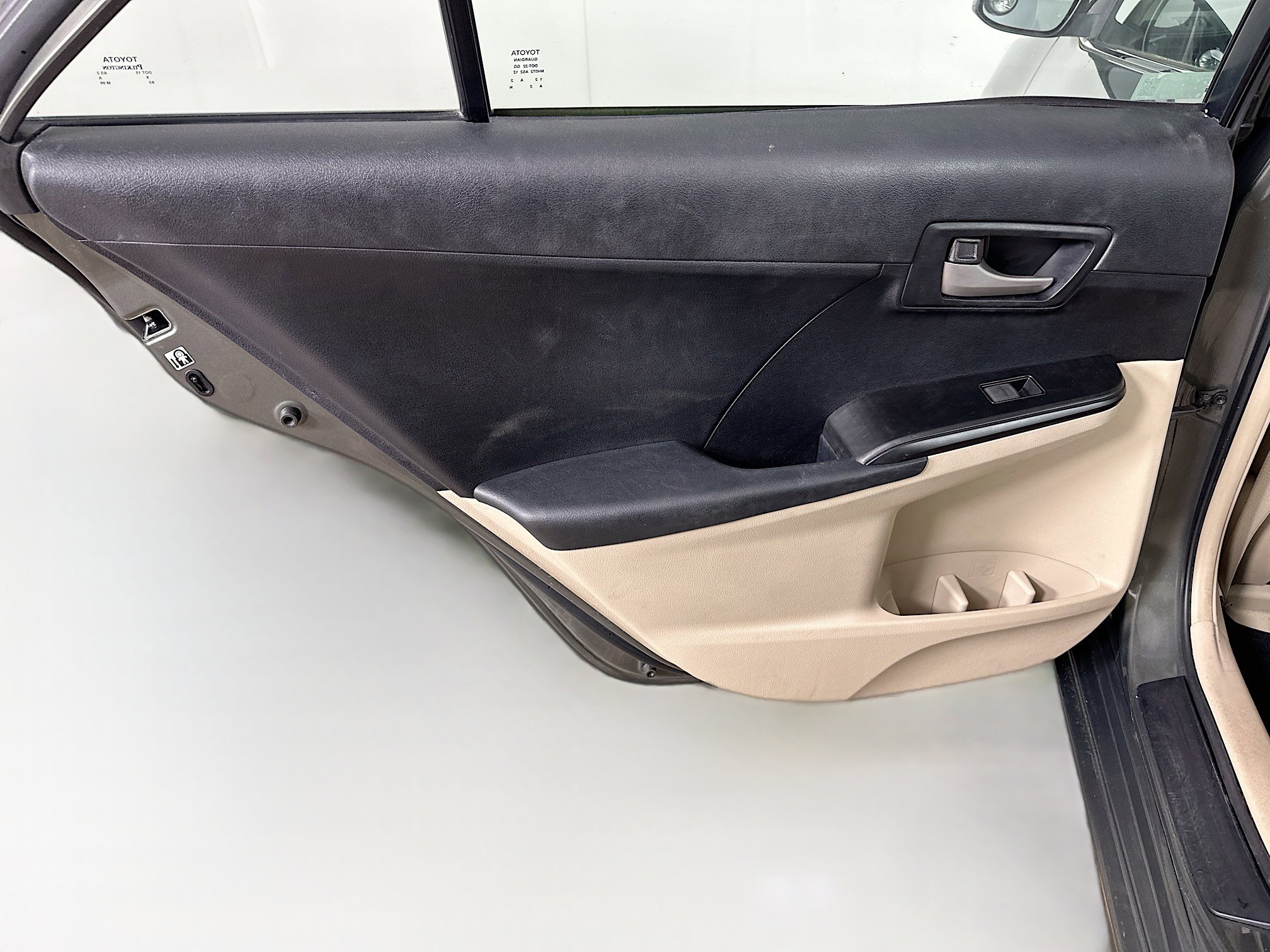 Used 2012 Toyota Camry L image 24