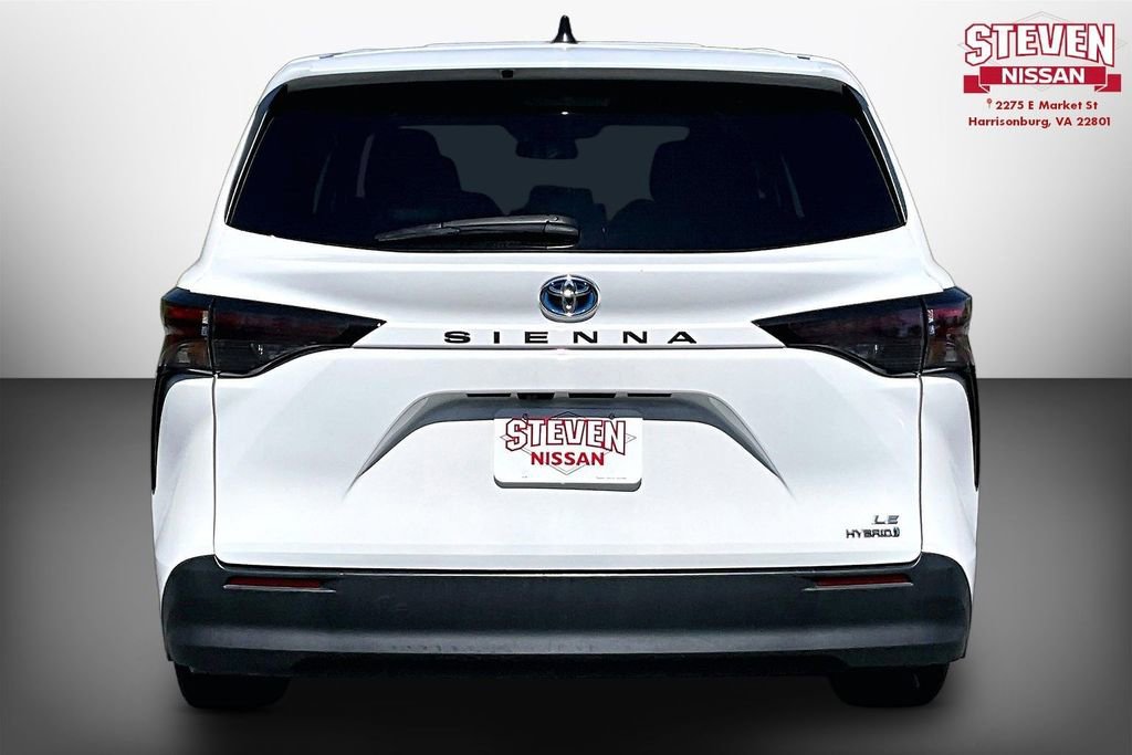 Used 2024 Toyota Sienna LE FWD image 5