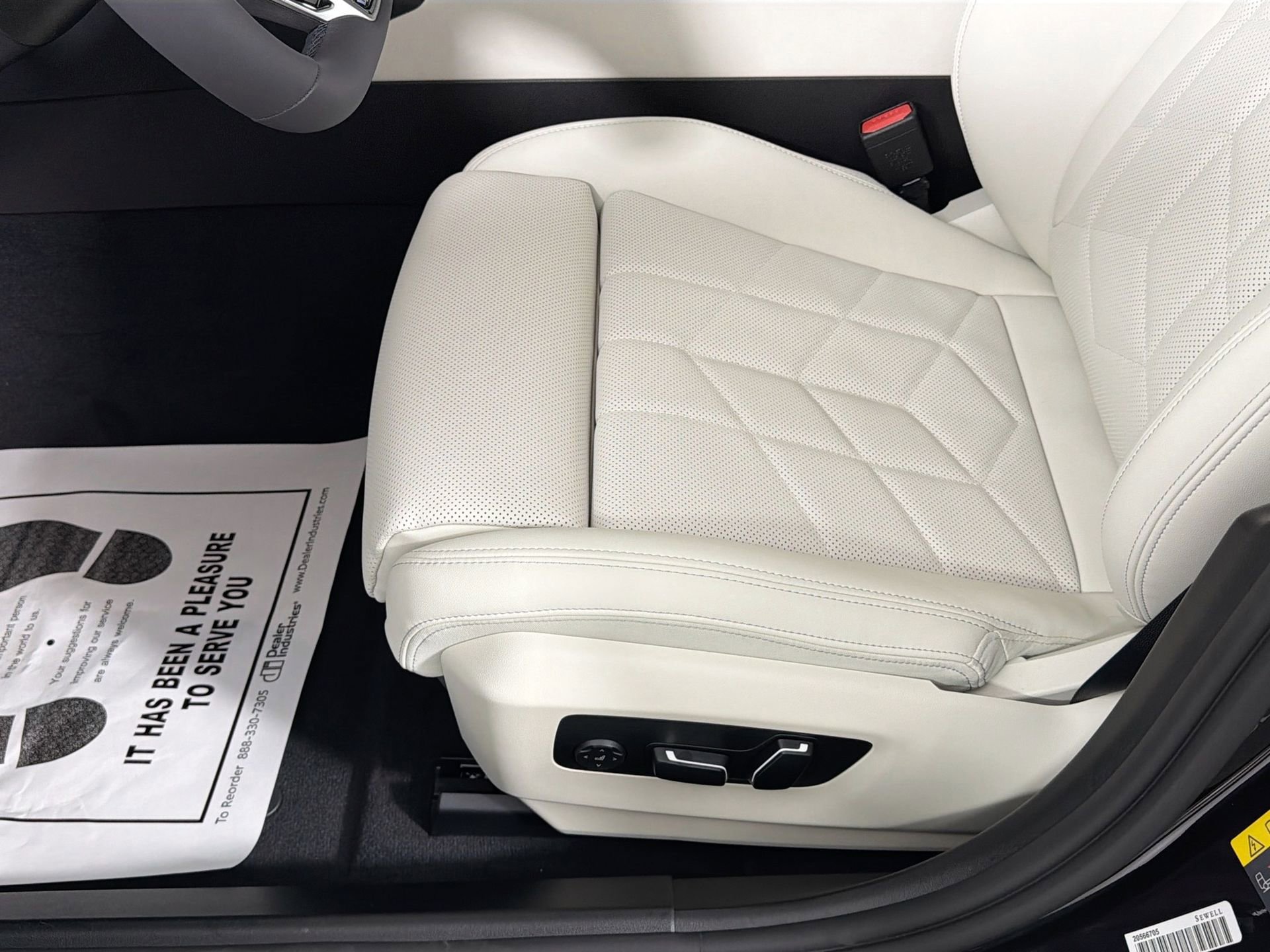 New 2026 BMW 550e xDrive w/ Premium Package image 20