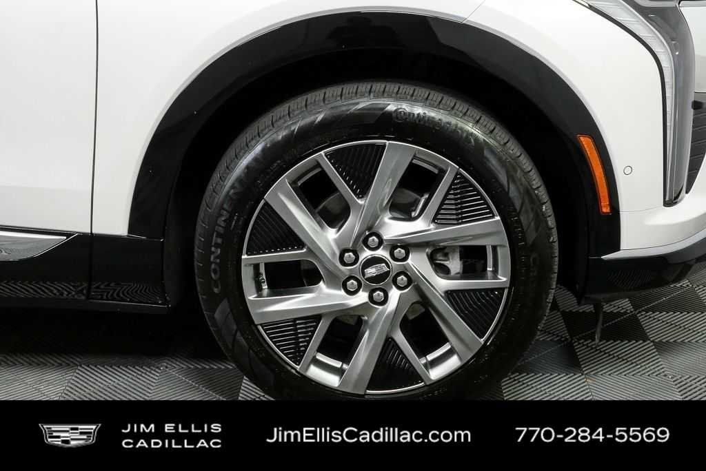 Certified 2025 Cadillac Optiq Luxury 2 w/ LPO, Floor Liner Package AWD/4WD image 39