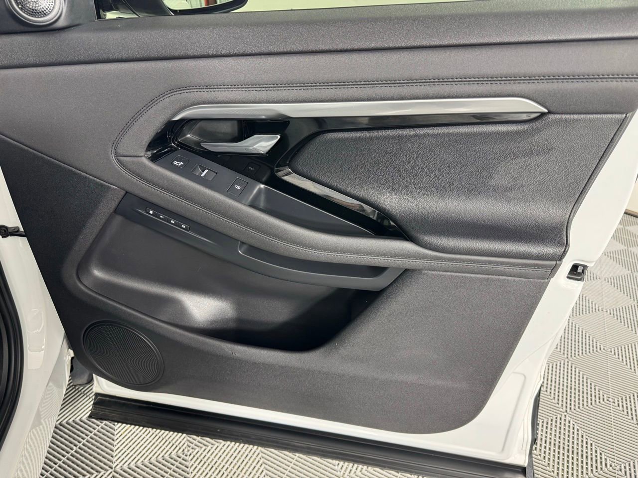 Used 2020 Land Rover Range Rover Evoque R-Dynamic SE image 31