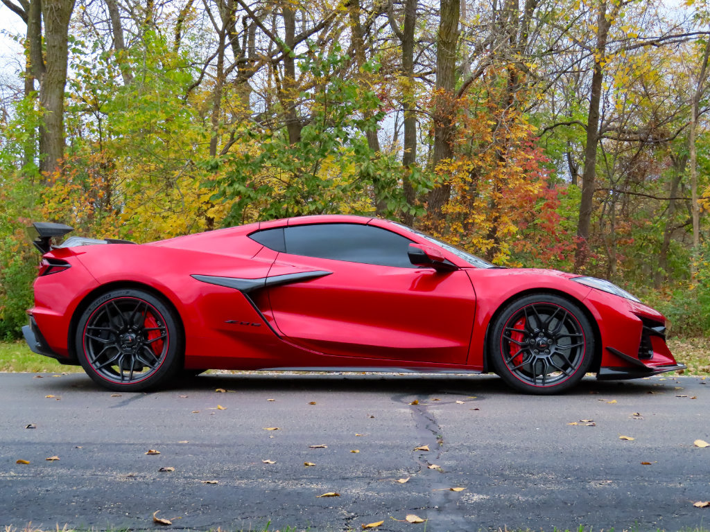 Certified 2024 Chevrolet Corvette Z06 w/ Z07 Performance Package RWD image 2