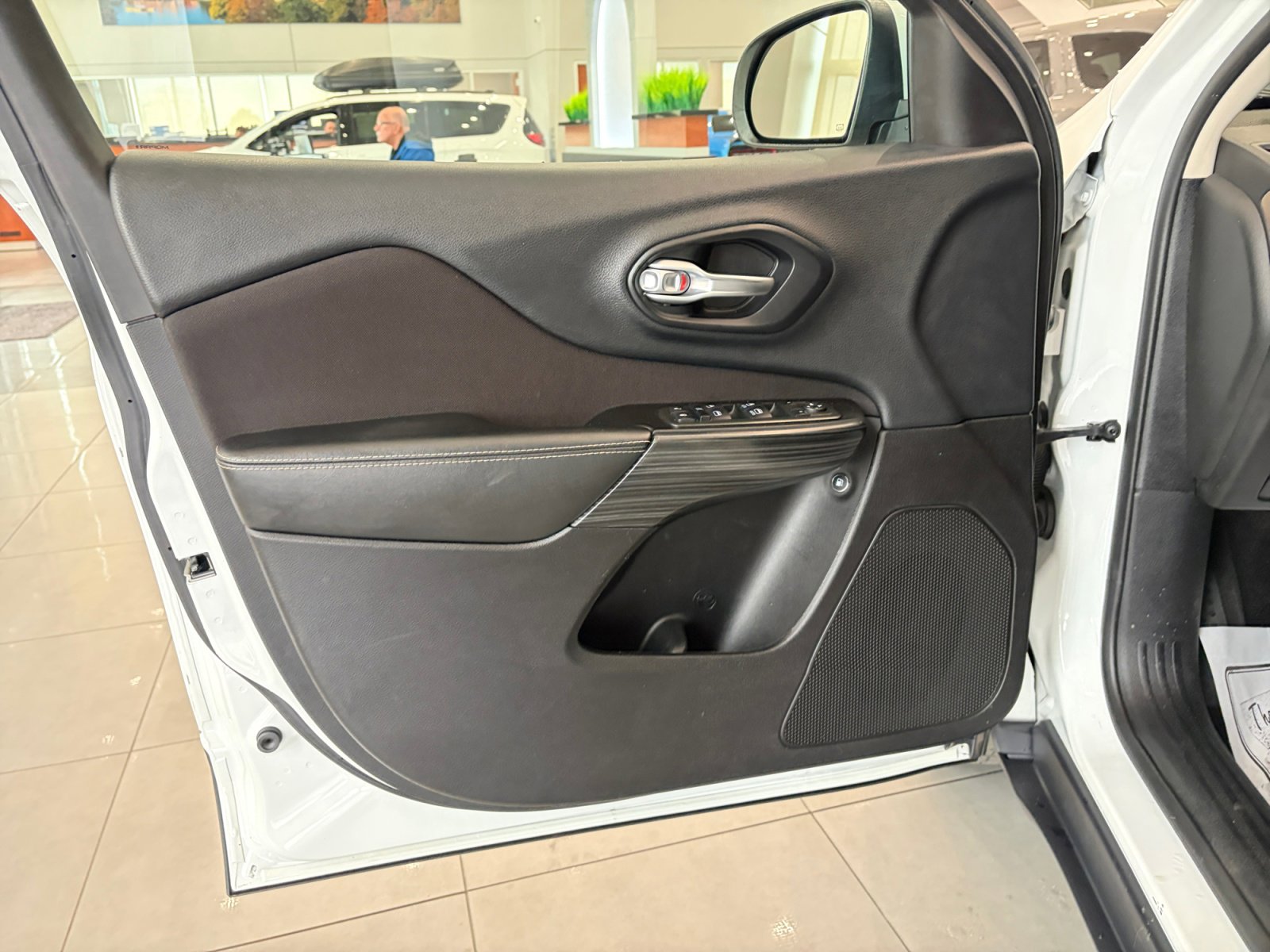 Used 2015 Jeep Cherokee Latitude w/ Cold Weather Group image 15