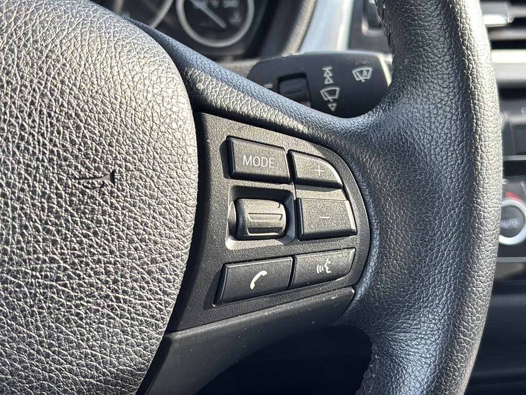 Used 2017 BMW 320i Sedan w/ Driver Assistance Package image 27