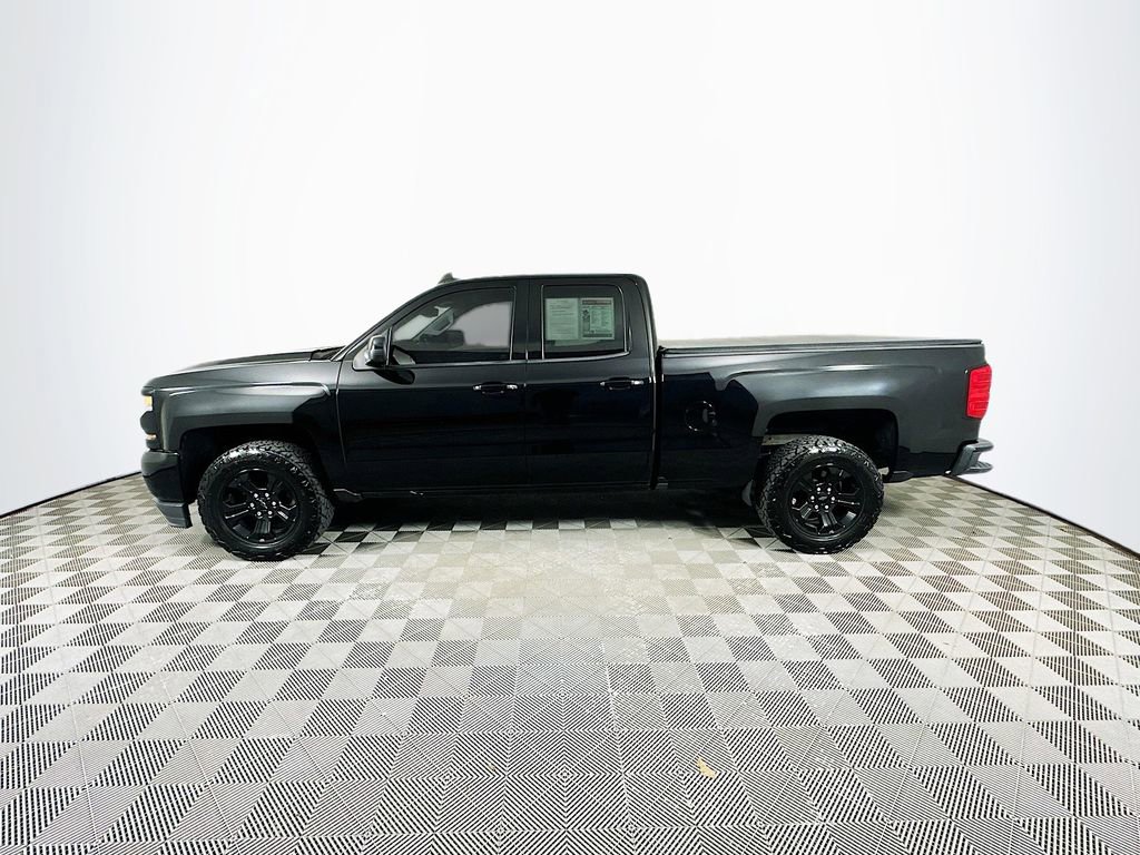Used 2018 Chevrolet Silverado 1500 LT w/ Midnight Edition AWD/4WD image 7