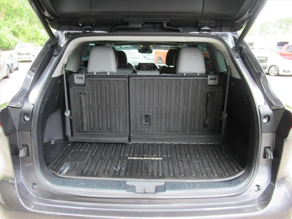 Used 2022 Toyota Highlander XLE FWD image 38
