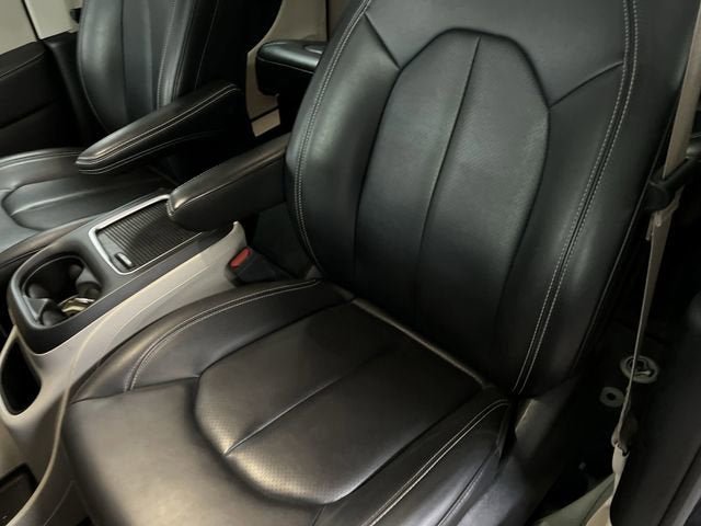 Used 2023 Chrysler Pacifica Touring-L FWD image 18