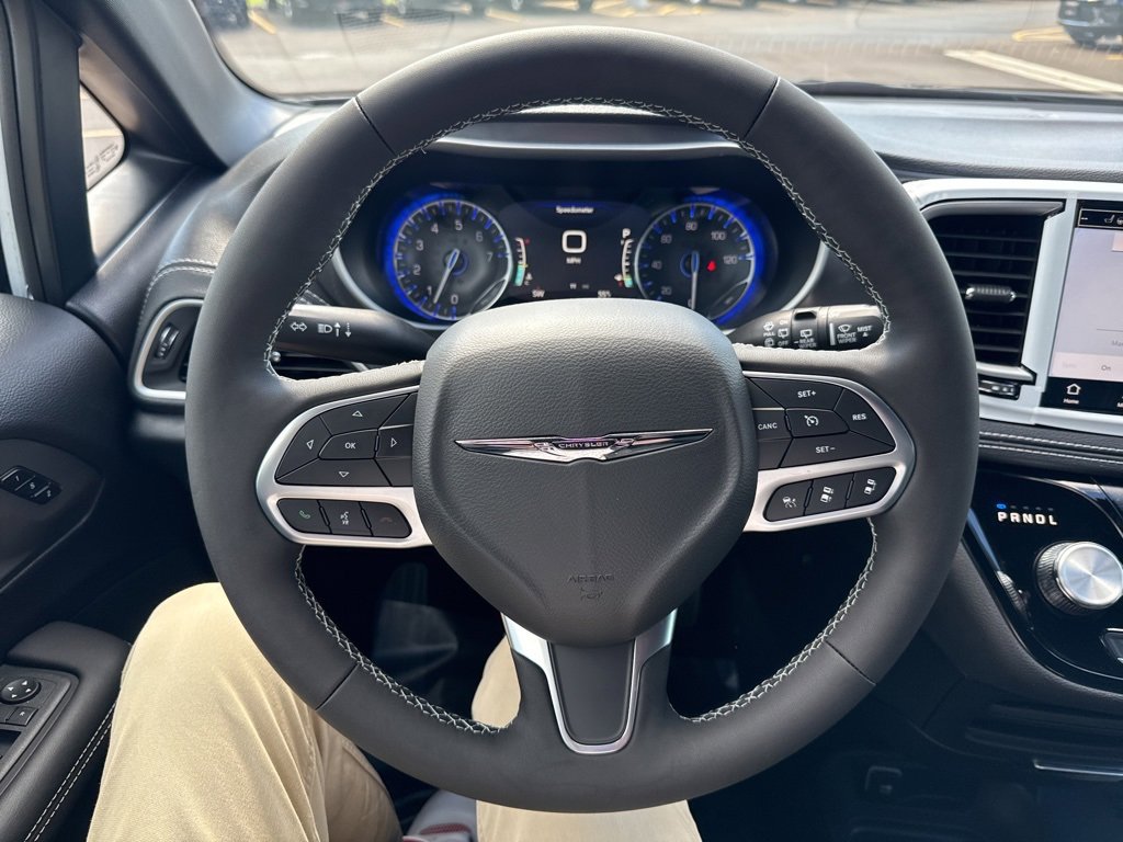 New 2026 Chrysler Pacifica Select image 30