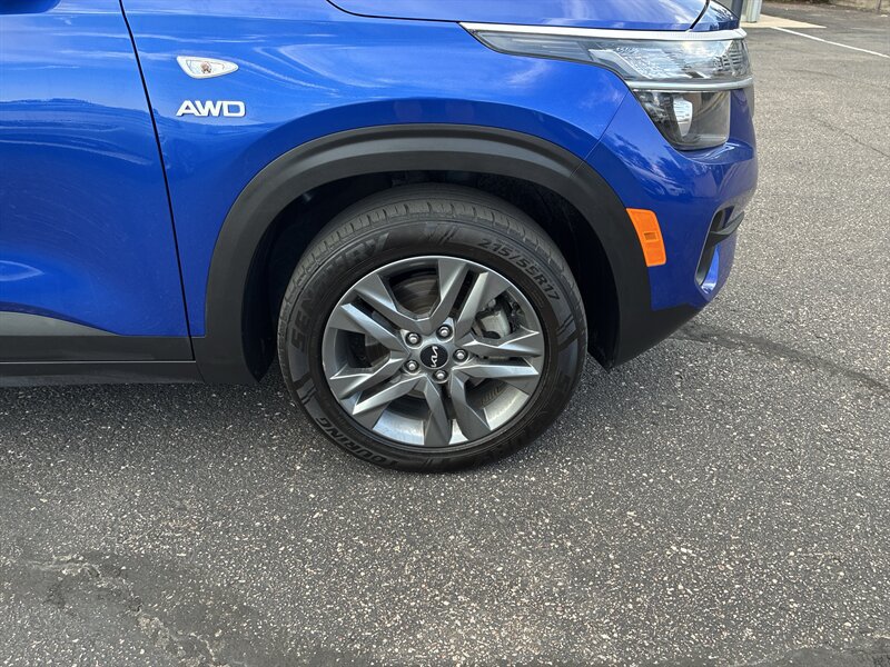 Used 2022 Kia Seltos LX AWD/4WD image 12