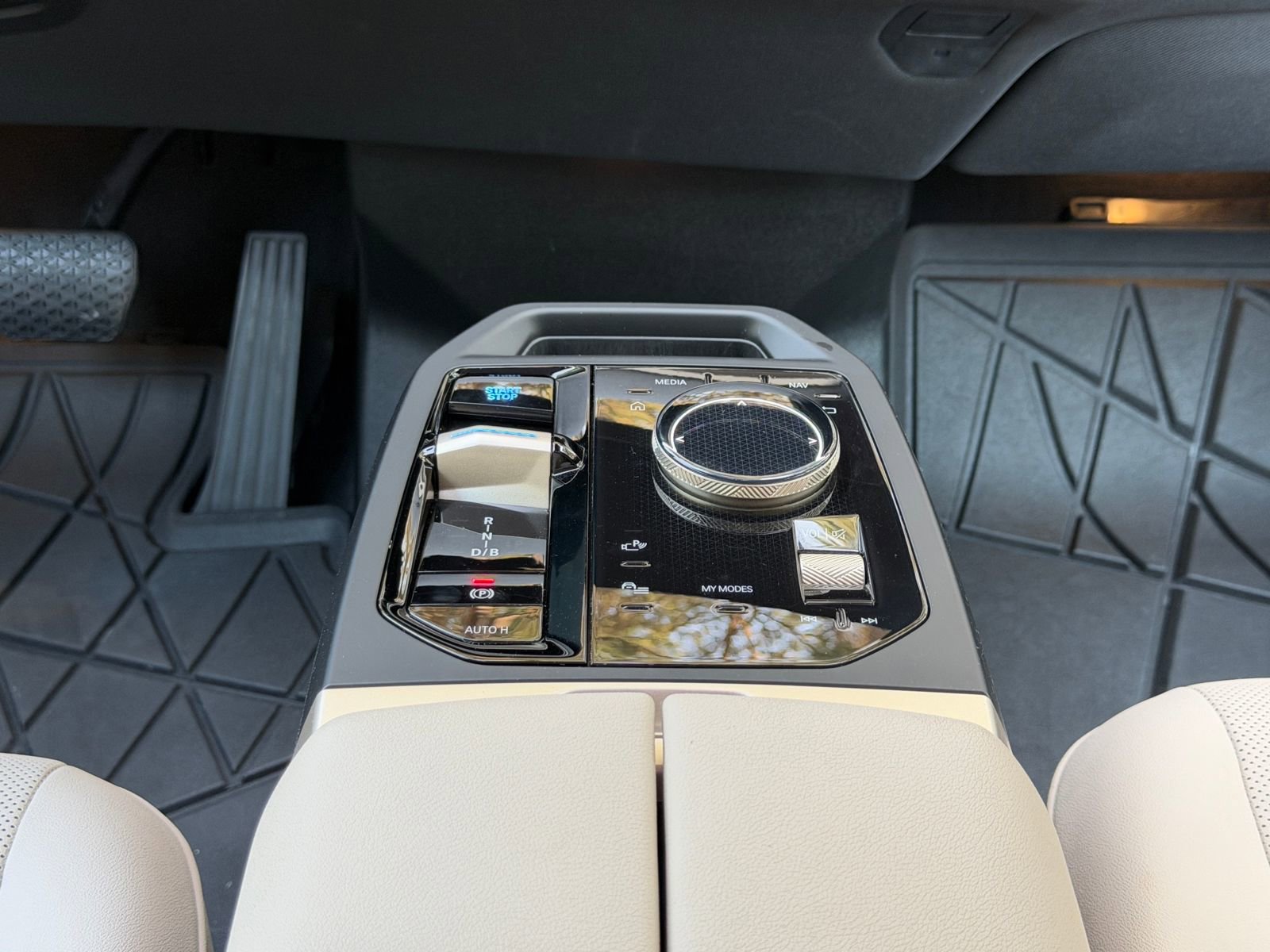 Used 2023 BMW iX xDrive50 w/ Sport Package image 21