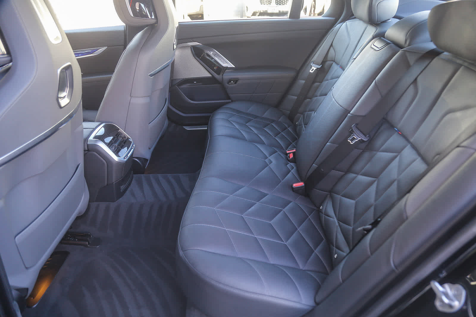 Used 2024 BMW 760i xDrive w/ Premium Package 2 image 15