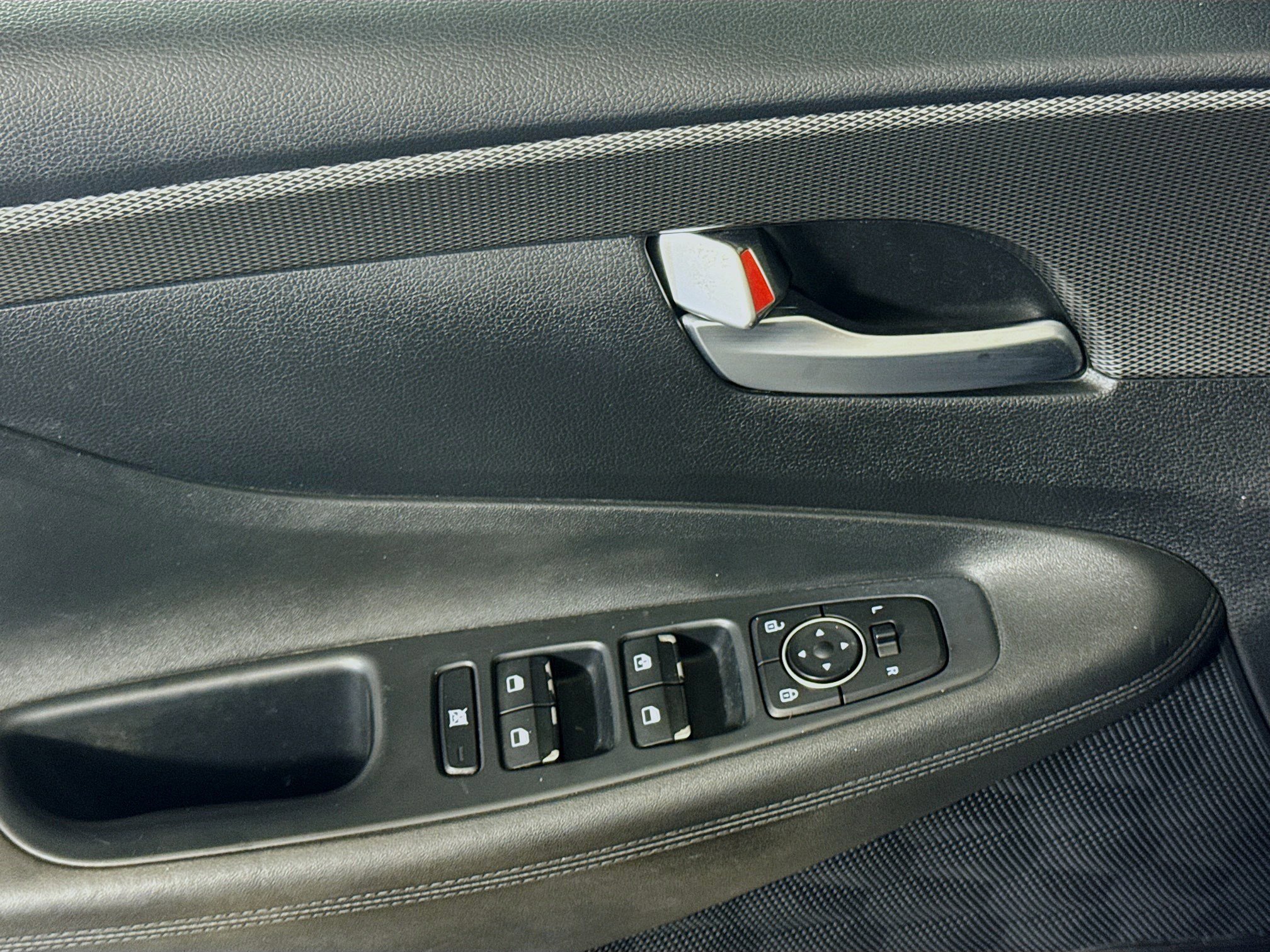 Used 2020 Hyundai Santa Fe SE image 23