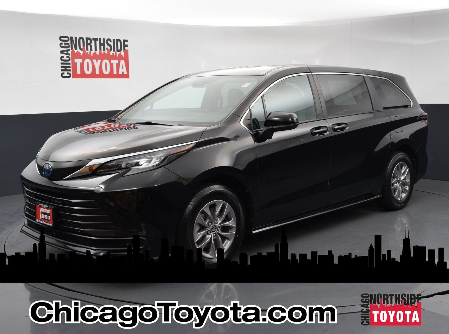 Used 2025 Toyota Sienna LE FWD image 1