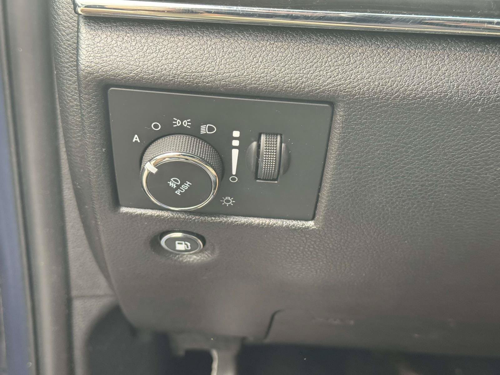Used 2020 Jeep Grand Cherokee Limited AWD/4WD image 19