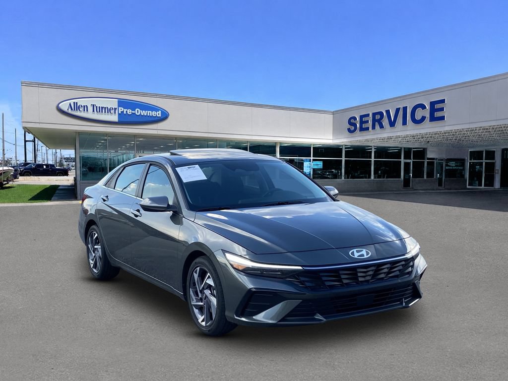 Certified 2025 Hyundai Elantra SEL FWD image 2