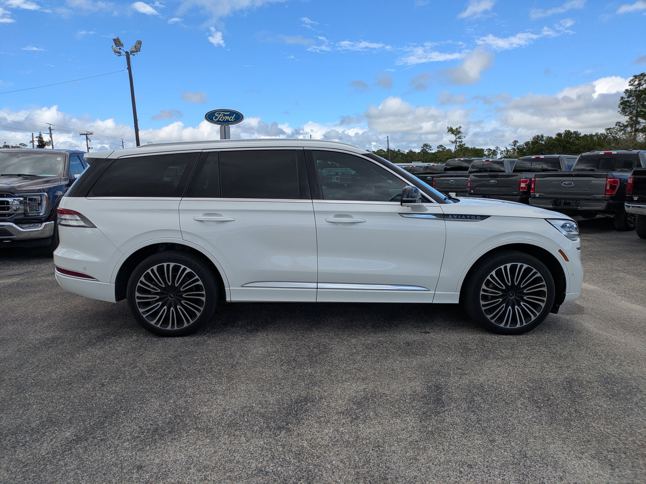 Used 2023 Lincoln Aviator Black Label w/ Class IV Trailer Tow Package AWD/4WD image 3