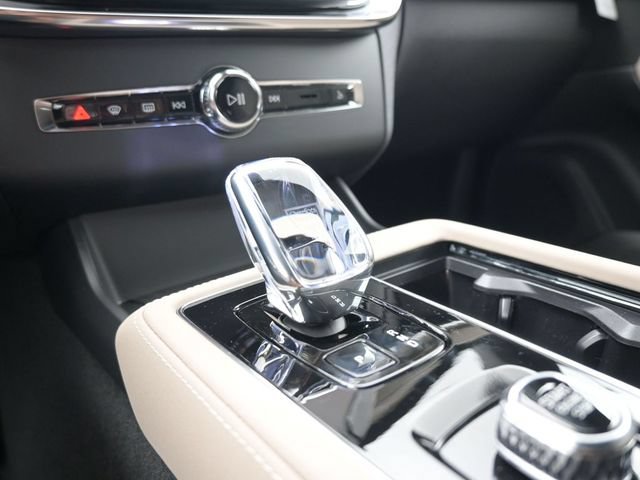 New 2026 Volvo XC90 B5 Plus w/ Protection Package Premier AWD/4WD image 12