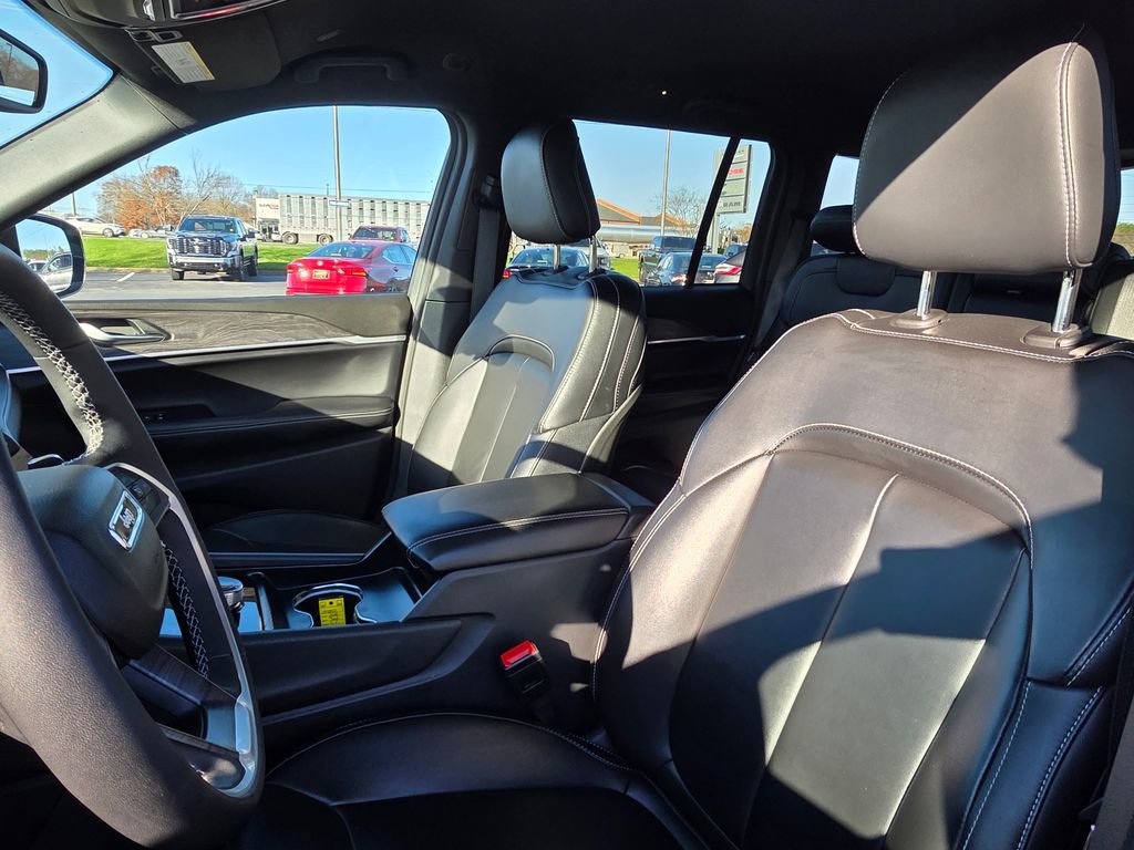 Used 2024 Jeep Grand Cherokee Limited w/ Black Appearance Package image 10