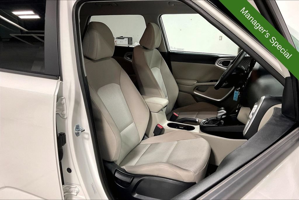 Used 2025 Kia Soul LX w/ LX Technology Package FWD image 9
