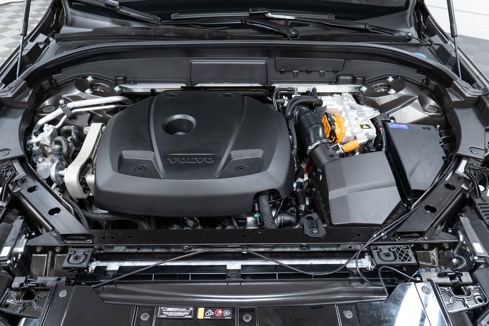 Used 2025 Volvo XC60 T8 Plus w/ Climate Package image 9