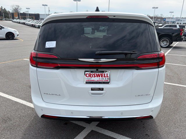 New 2026 Chrysler Pacifica Limited w/ Uconnect Theater Family Group FWD image 5