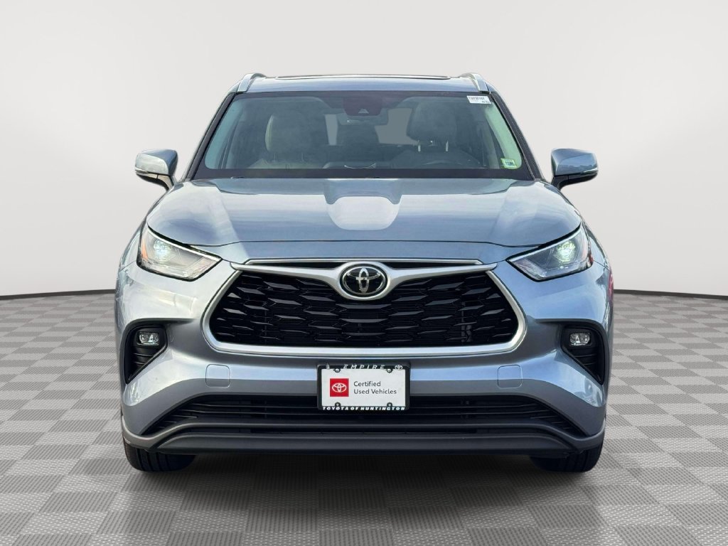 Used 2023 Toyota Highlander XLE AWD/4WD image 2