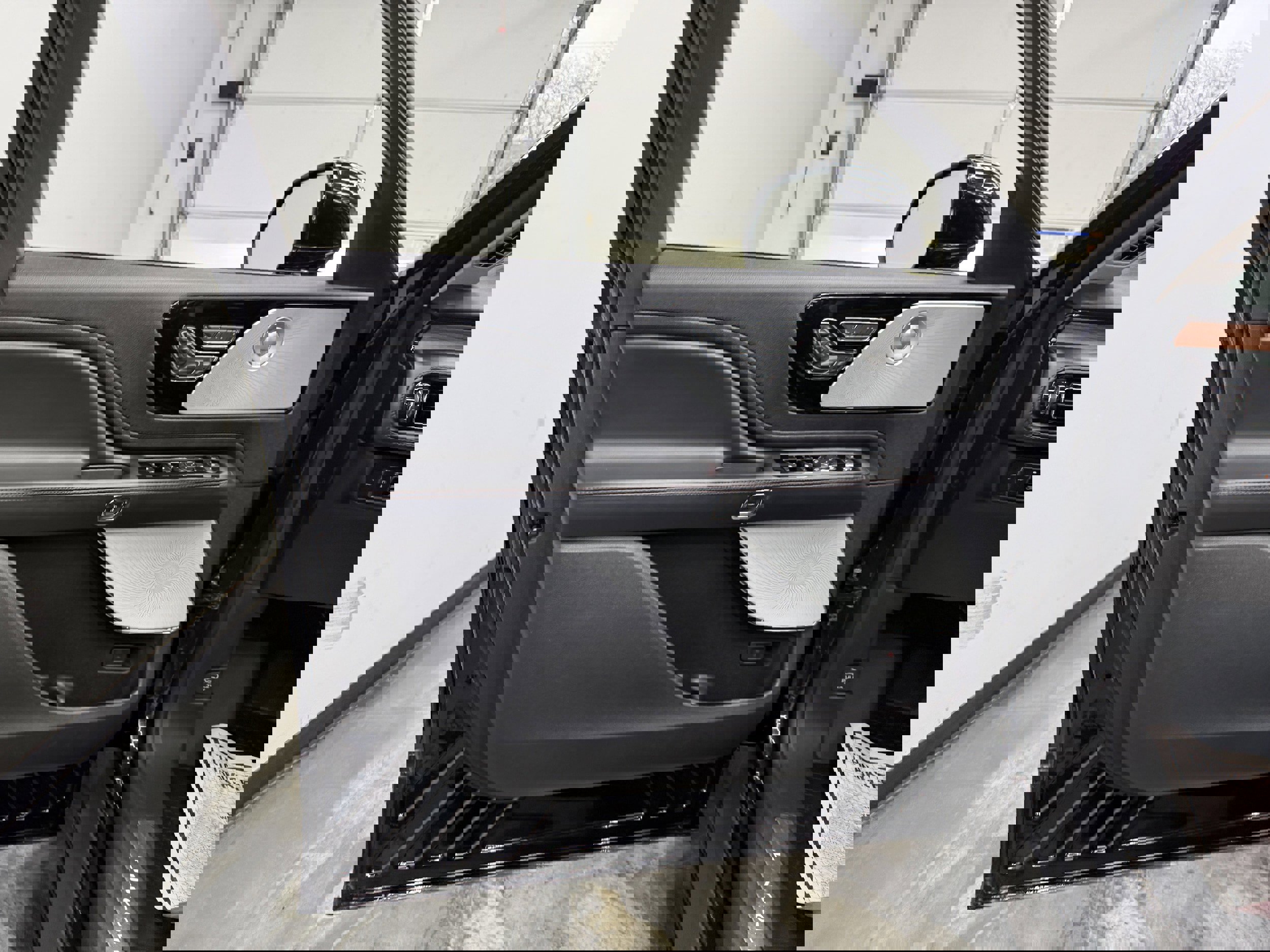 Used 2020 Lincoln Aviator Reserve w/ Equipment Group 201A image 9