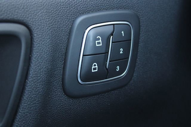 Used 2020 Ford Escape Titanium image 4