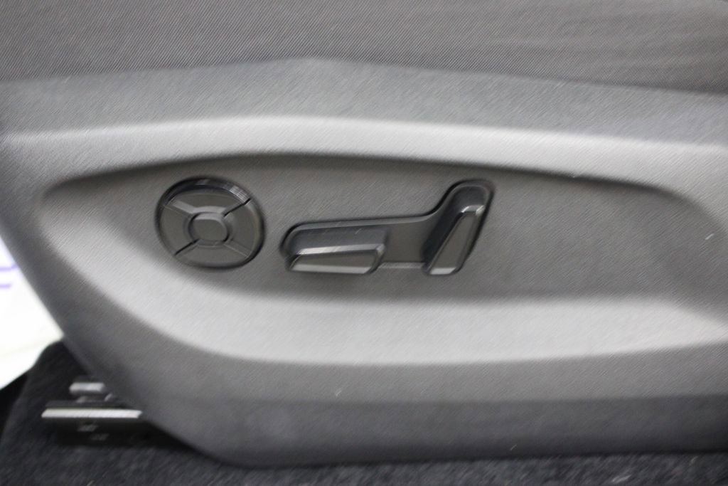 Certified 2025 Volkswagen Tiguan SE image 18