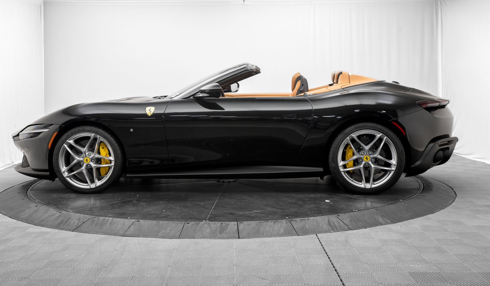Used 2024 Ferrari Roma Spider RWD image 4