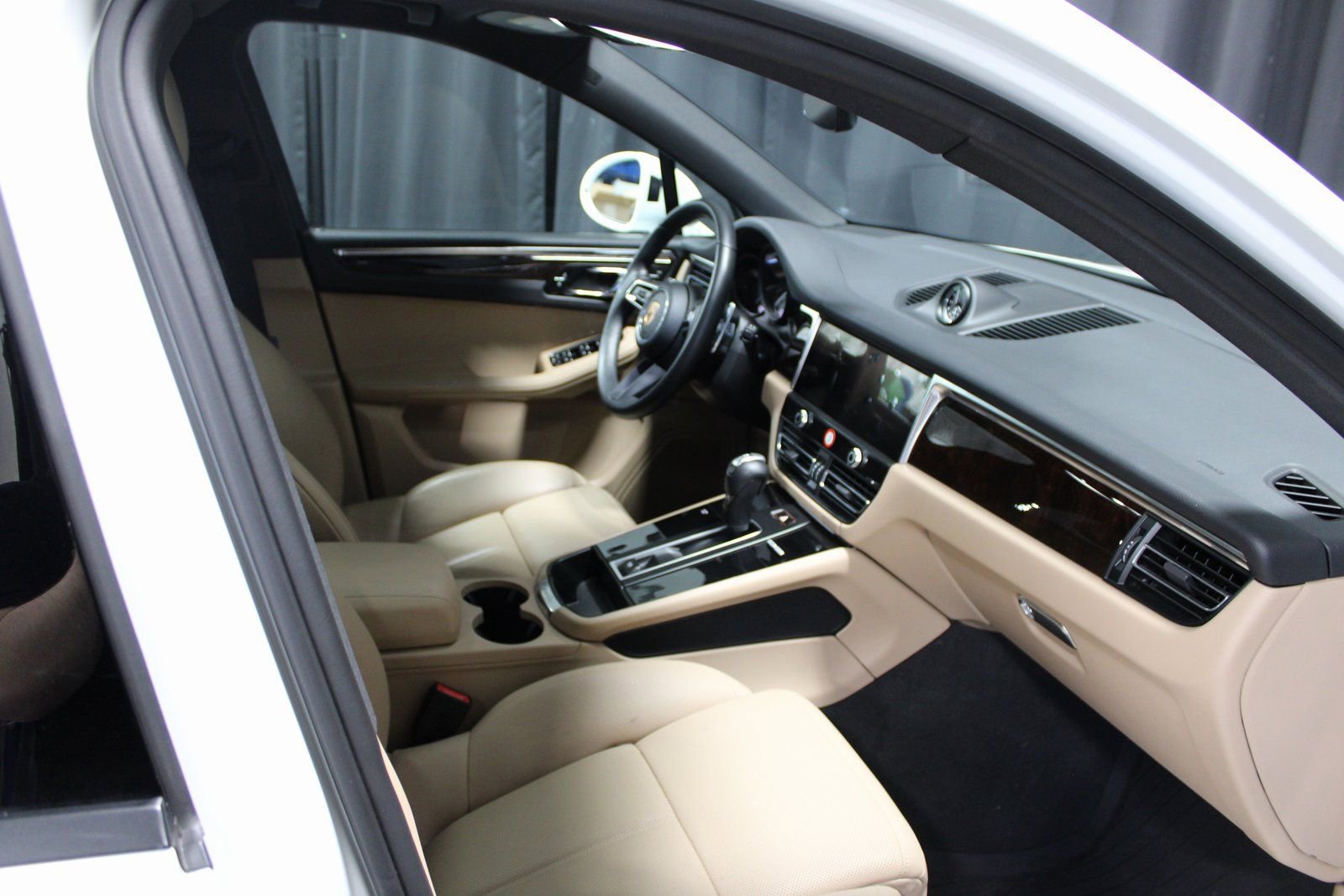 Certified 2025 Porsche Macan image 29