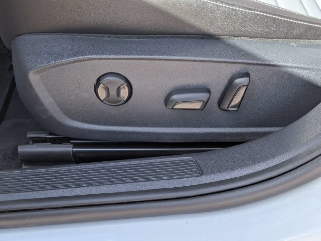 Used 2025 Volkswagen Jetta SE FWD image 18